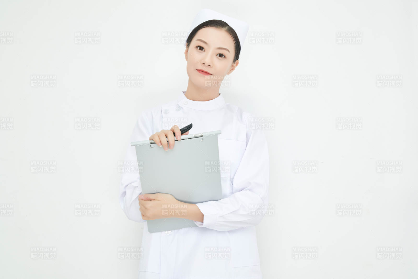 白背景里穿护士服手持病历夹的美女护士图片