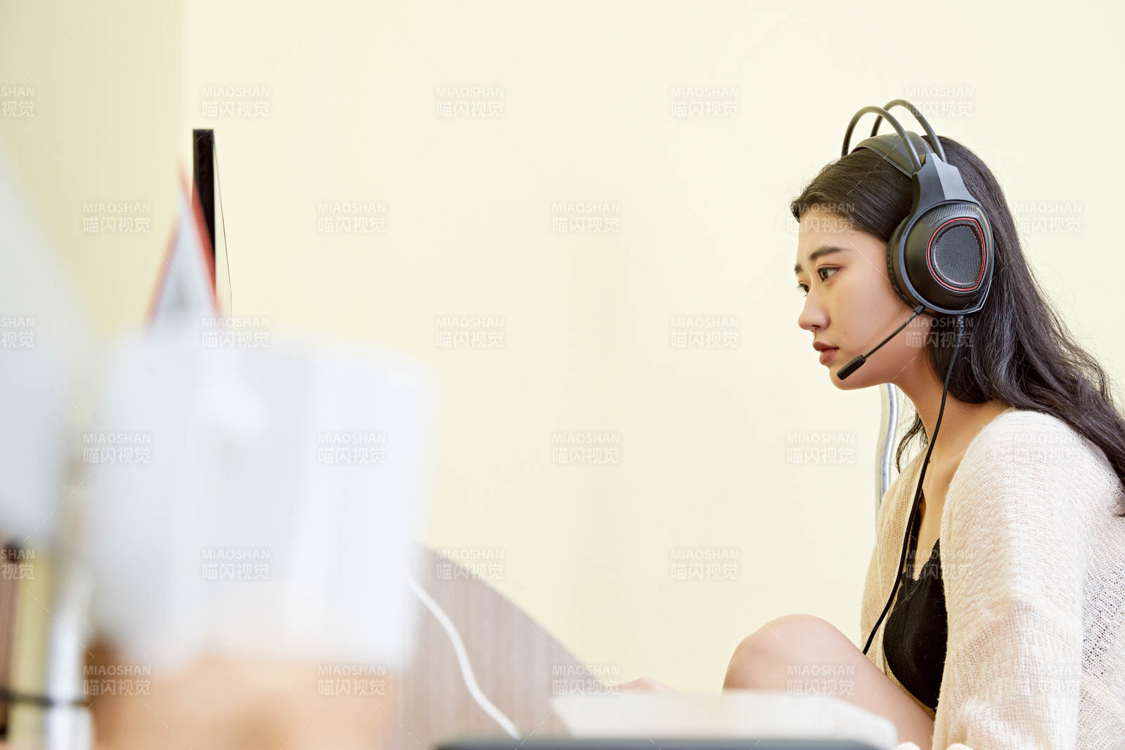 在家里坐在椅子上打游戏的美丽女孩图片