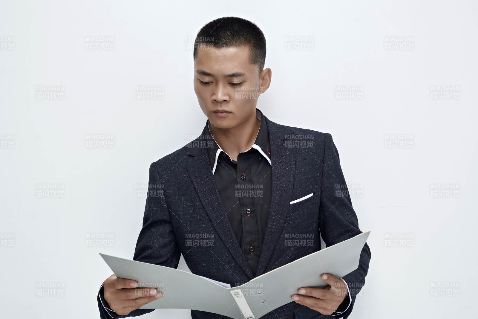 白色背景下的商务男士形象图片