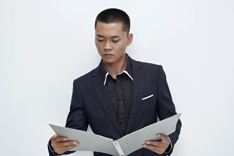 白色背景下的商务男士形象图片