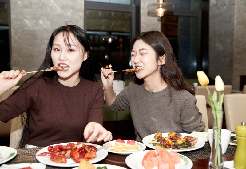 在酒店自助餐厅大吃特吃的亚洲可爱闺蜜少女图片