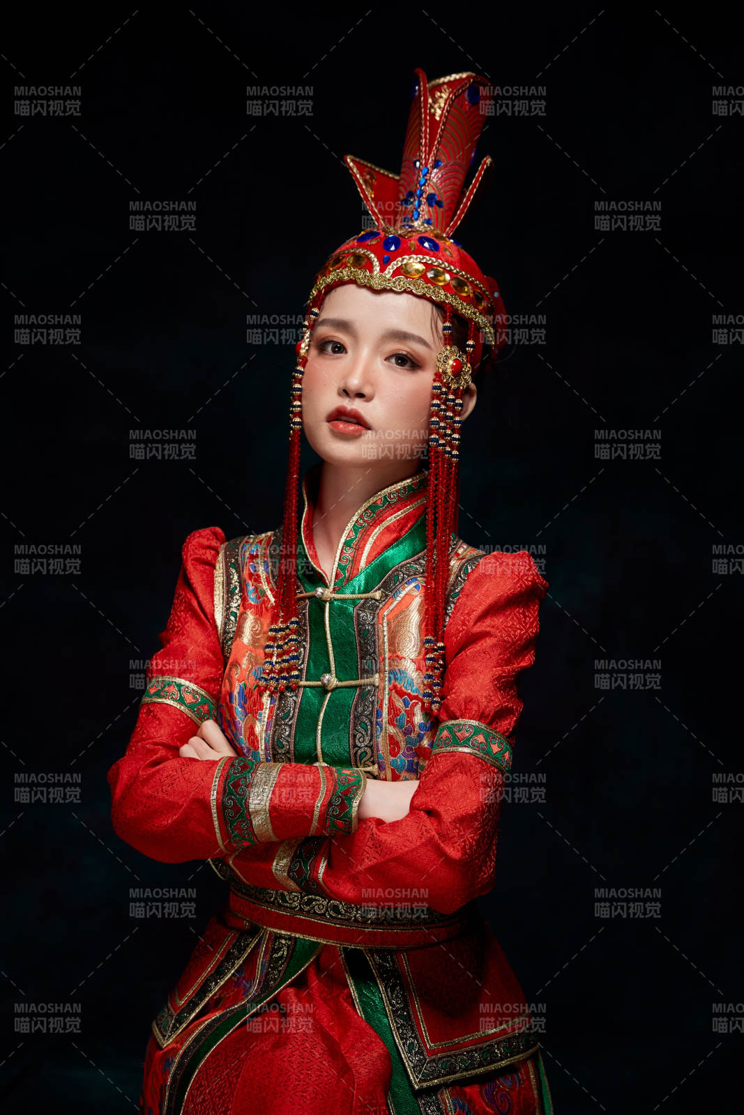 穿着蒙古族服饰的亚洲青年女性图片