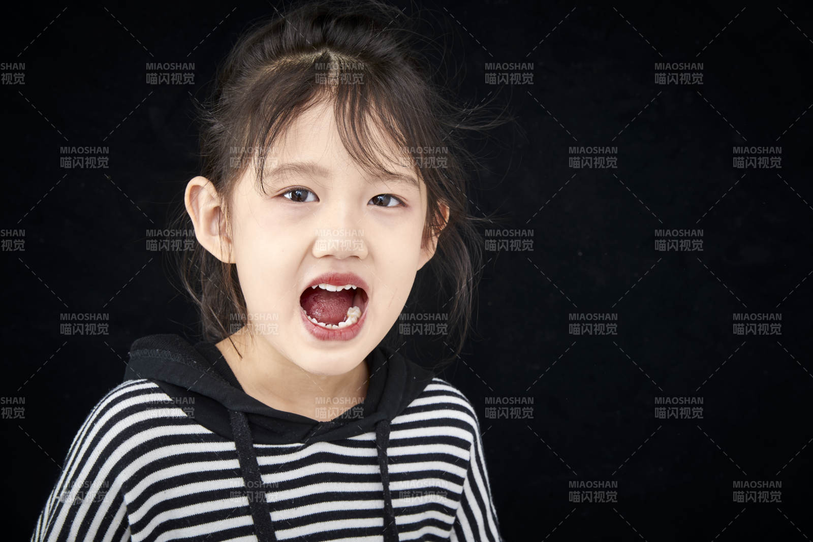 黑色背景的调皮可爱的亚洲小女孩儿童图片