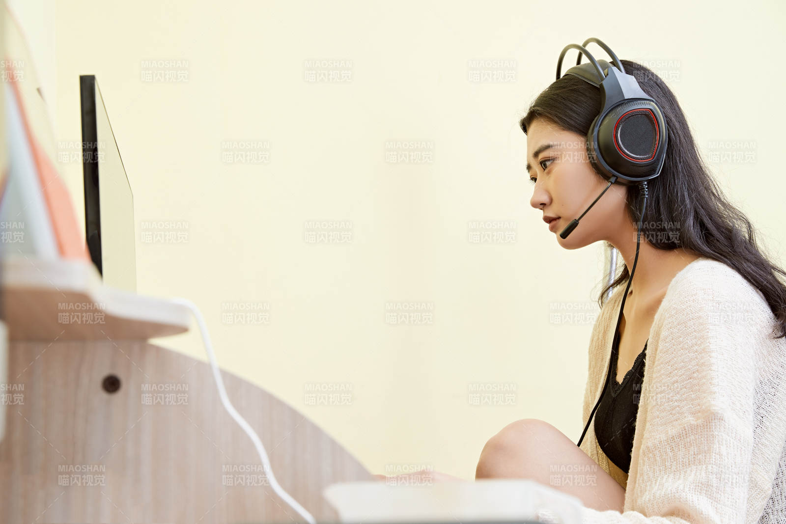 在家里坐在椅子上打游戏的美丽女孩图片