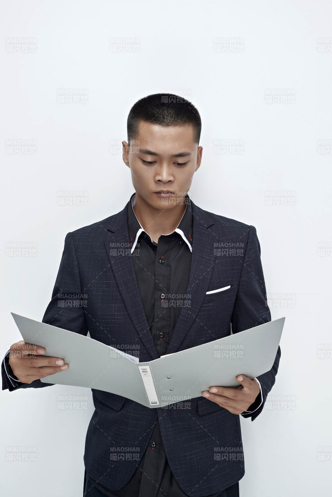 白色背景下的商务男士形象图片