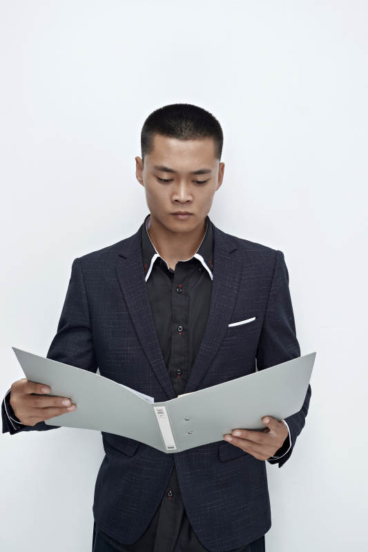 白色背景下的商务男士形象图片