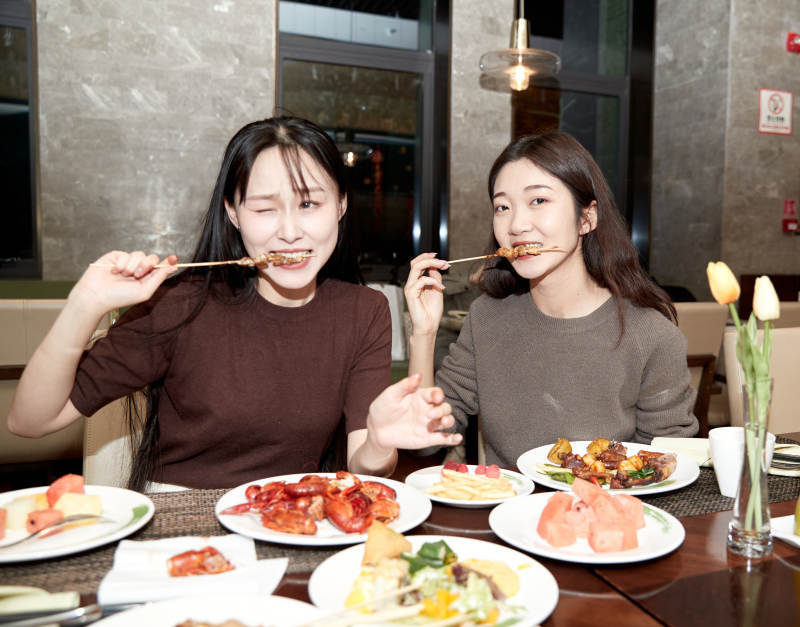 在酒店自助餐厅大吃特吃的亚洲可爱闺蜜少女图片