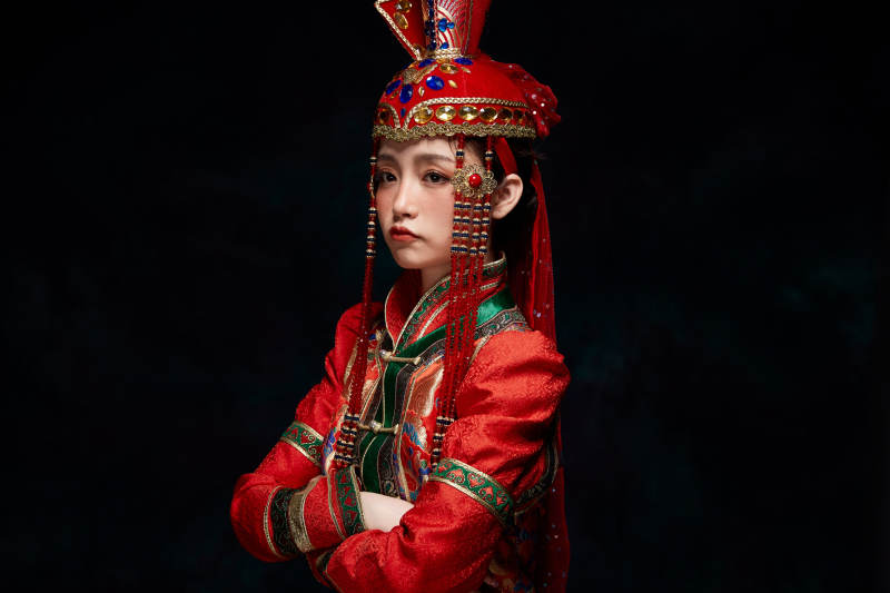 穿着蒙古族服饰的亚洲青年女性图片