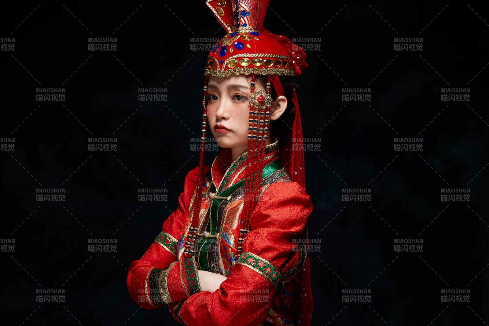 穿着蒙古族服饰的亚洲青年女性图片