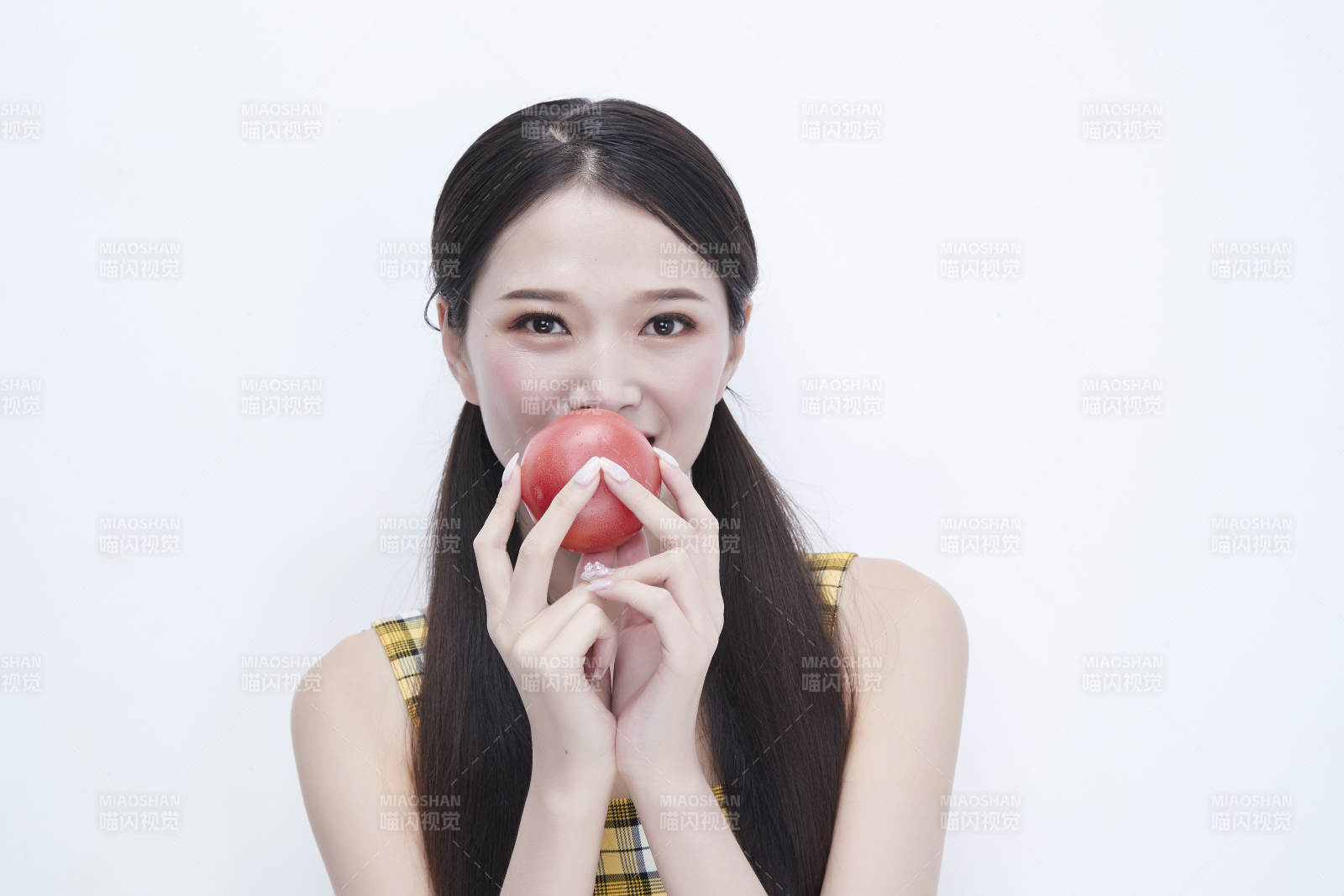 啃咬番茄身穿格子吊带裙的亚洲可爱少女人像图片