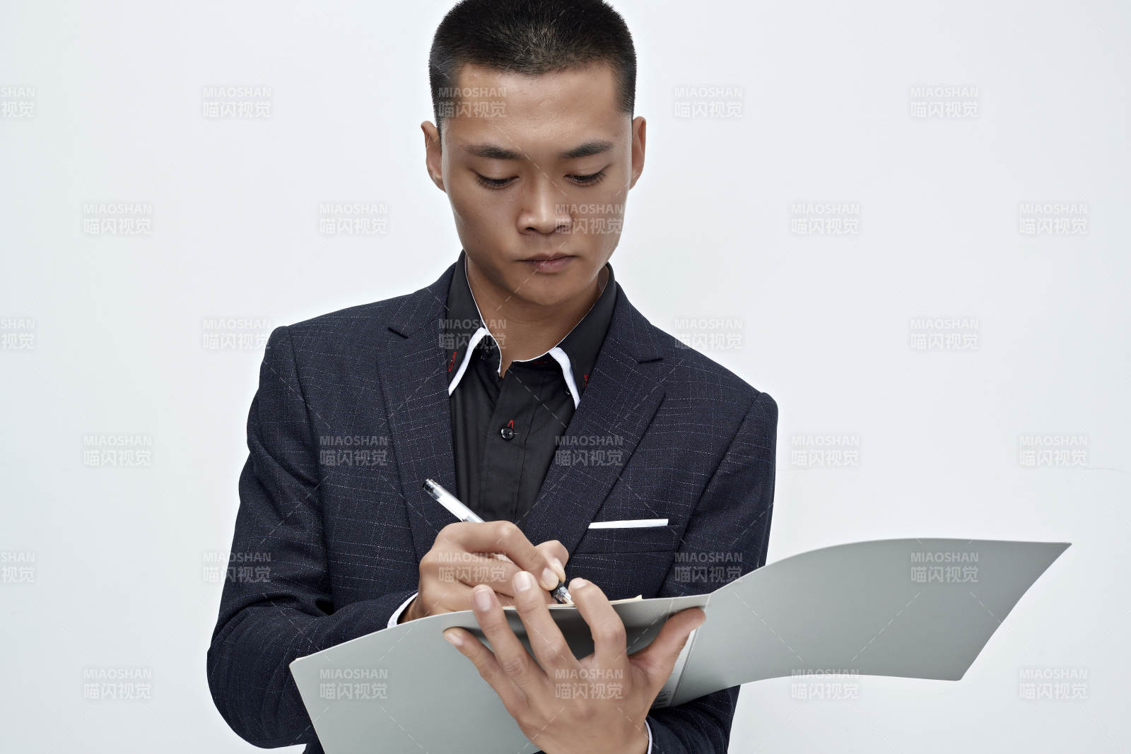 白色背景下的商务男士形象图片