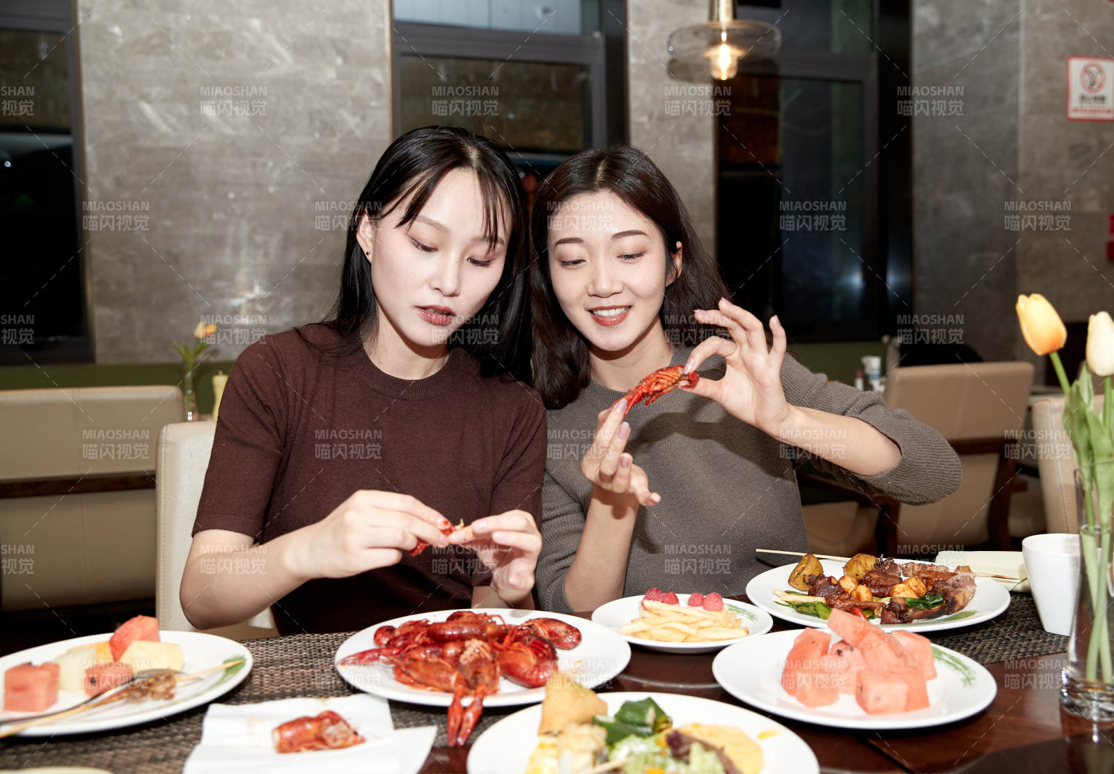 在酒店自助餐厅大吃特吃的亚洲可爱闺蜜少女图片