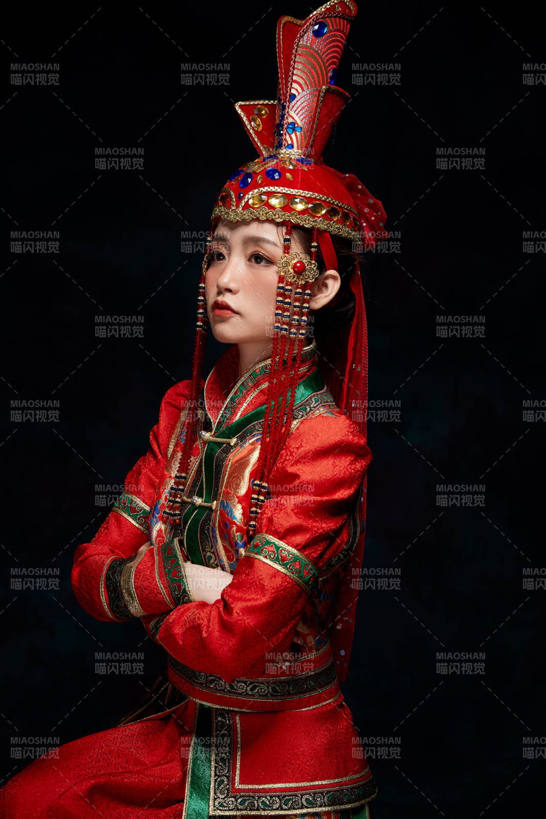 穿着蒙古族服饰的亚洲青年女性图片