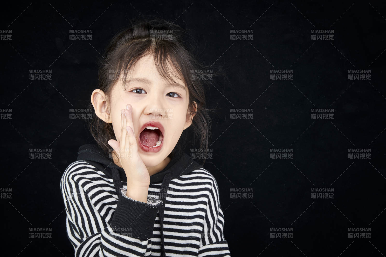 黑色背景的调皮可爱的亚洲小女孩儿童图片
