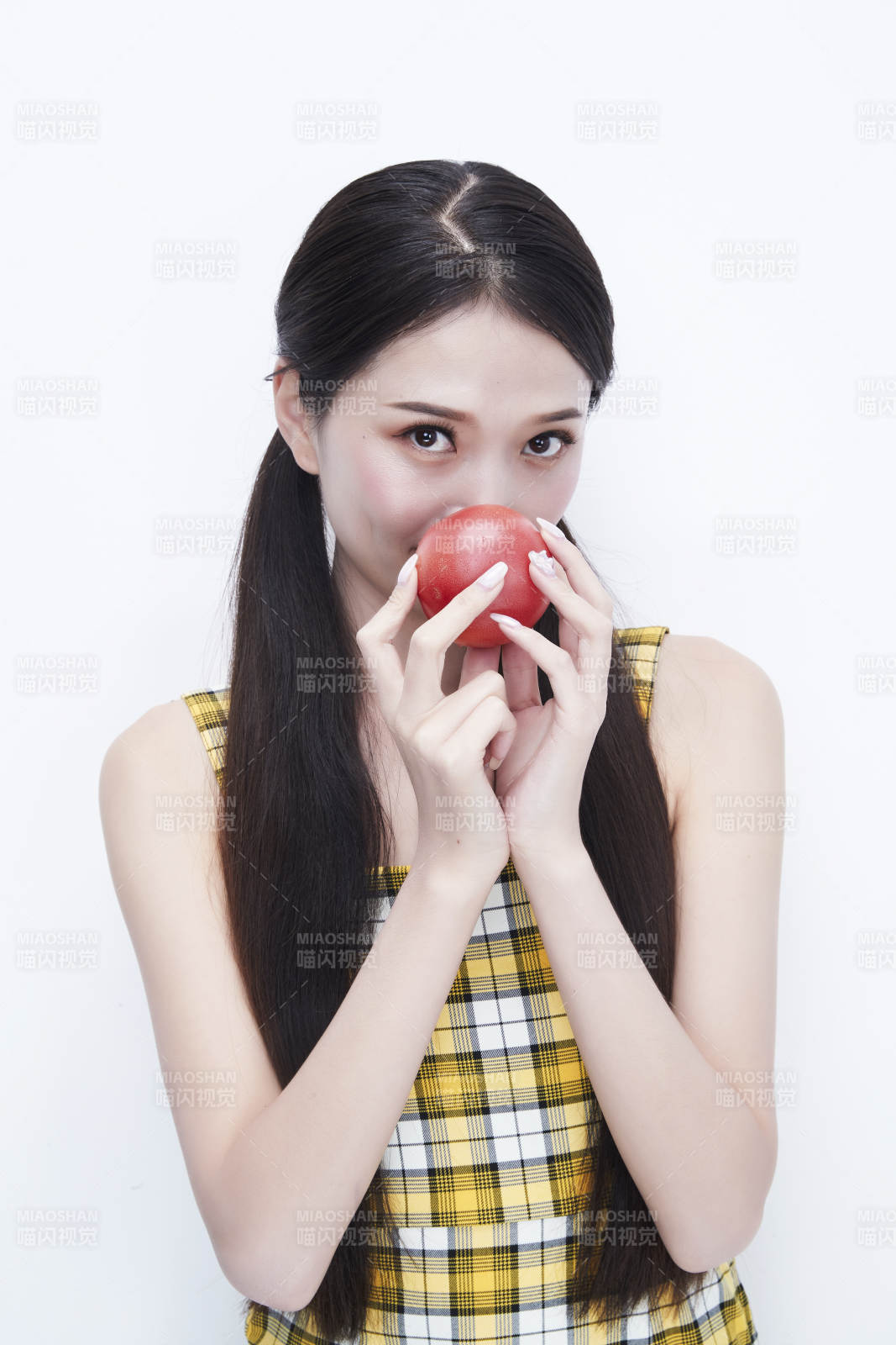 啃咬番茄身穿格子吊带裙的亚洲可爱少女人像图片