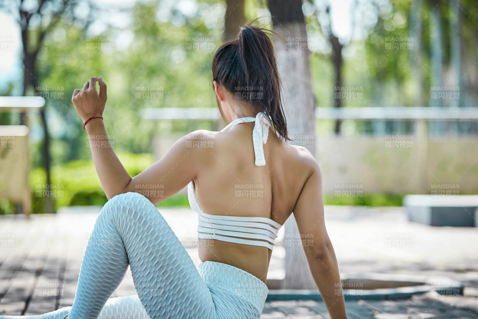 湖畔公园做瑜伽动作的亚洲年轻女性图片