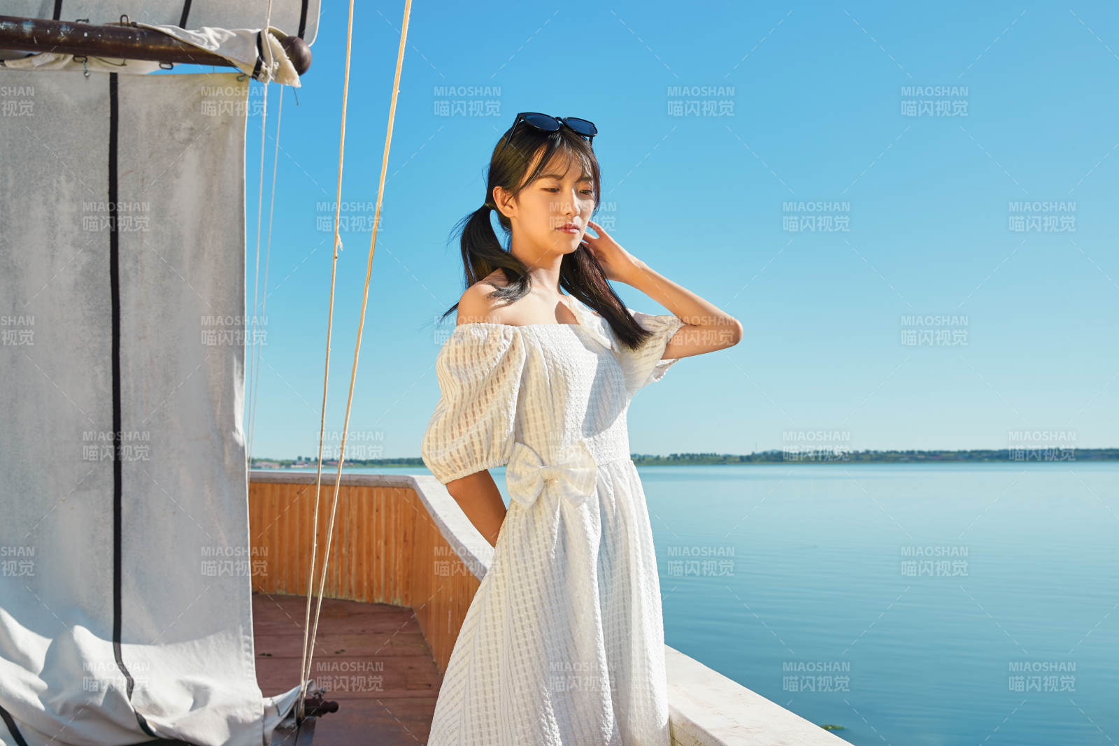 在湖畔木制帆船上的亚洲美女图片