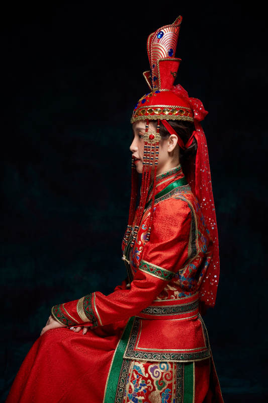 穿着蒙古族服饰的亚洲青年女性图片