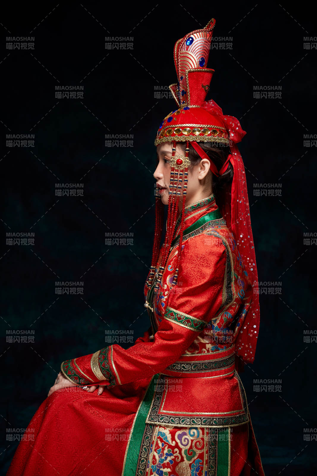 穿着蒙古族服饰的亚洲青年女性图片