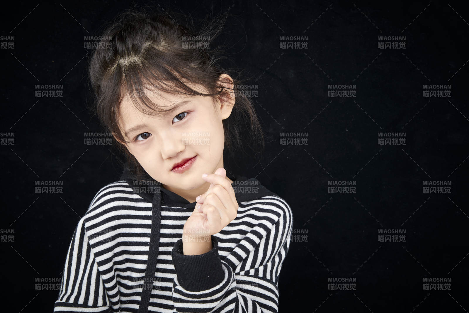 黑色背景的调皮可爱的亚洲小女孩儿童图片
