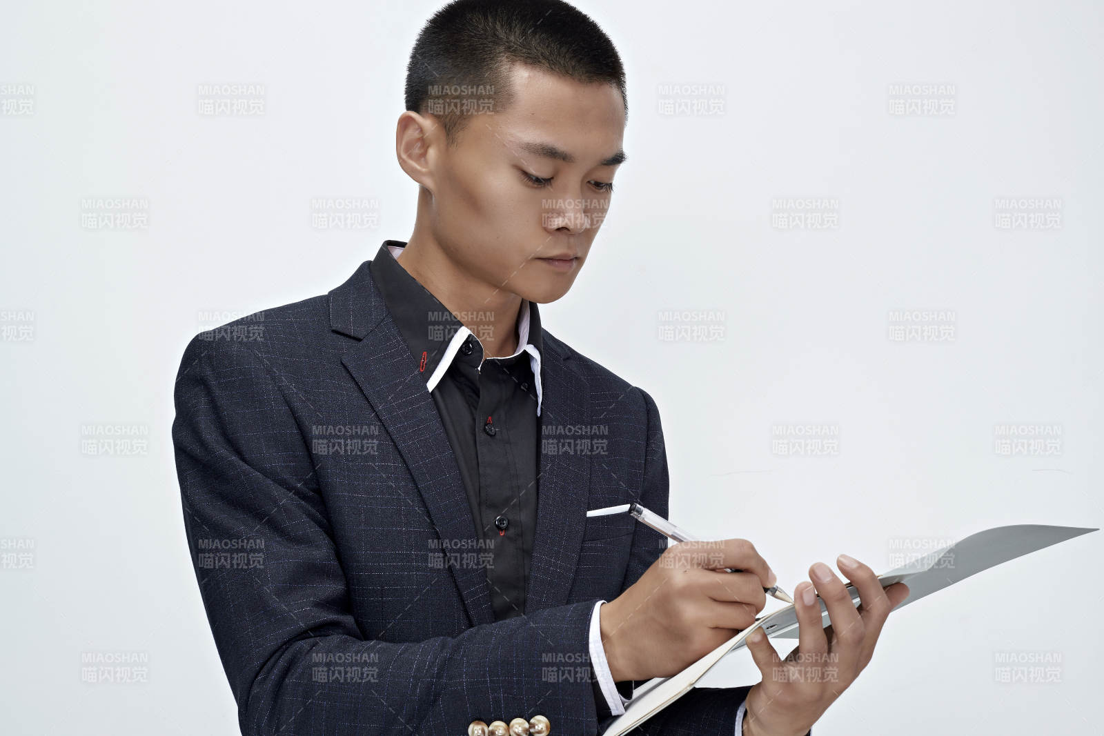 白色背景下的商务男士形象图片