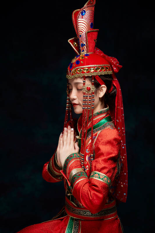 穿着蒙古族服饰的亚洲青年女性图片