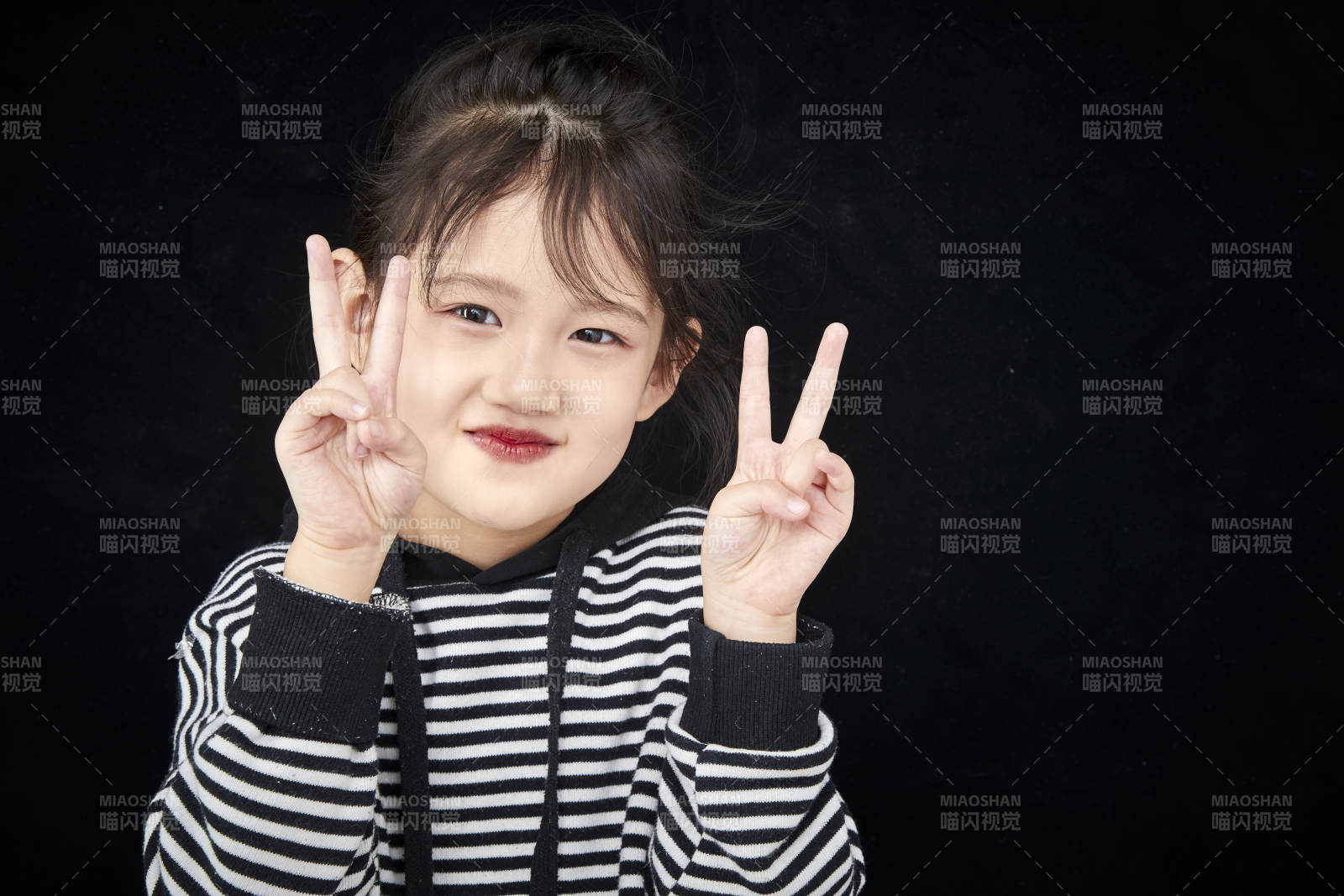 黑色背景的调皮可爱的亚洲小女孩儿童图片