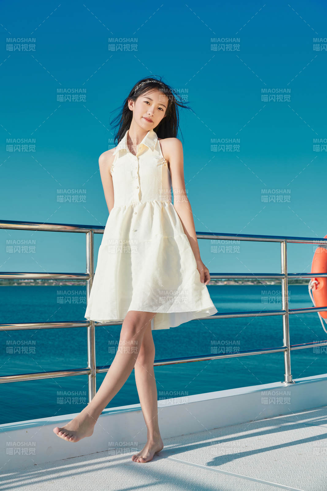 夏日在游艇观光平台上的亚洲少女图片