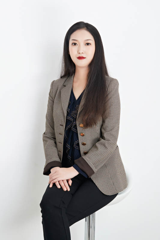 白色背景下的美丽商务女性肖像图片