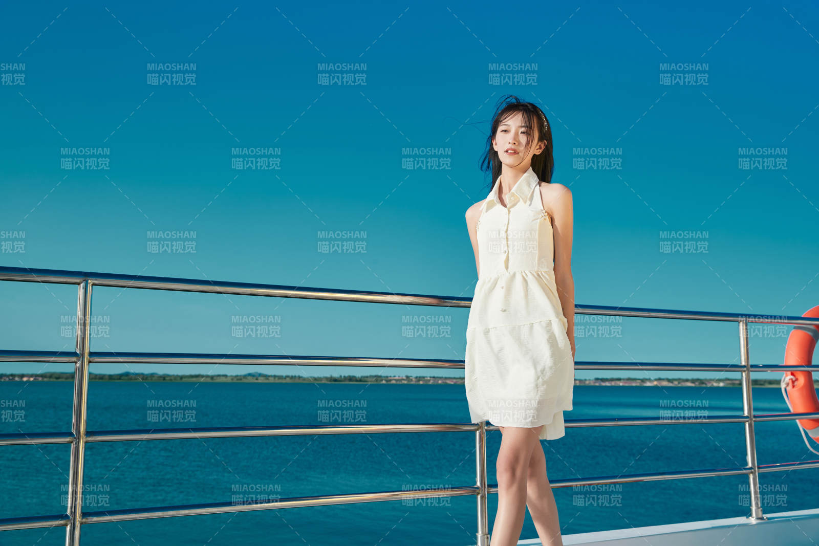 夏日在游艇观光平台上的亚洲少女图片