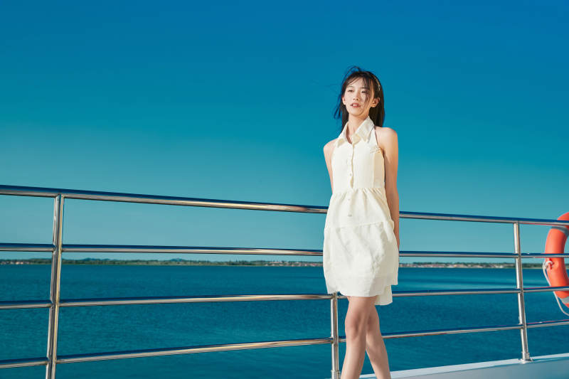 夏日在游艇观光平台上的亚洲少女图片