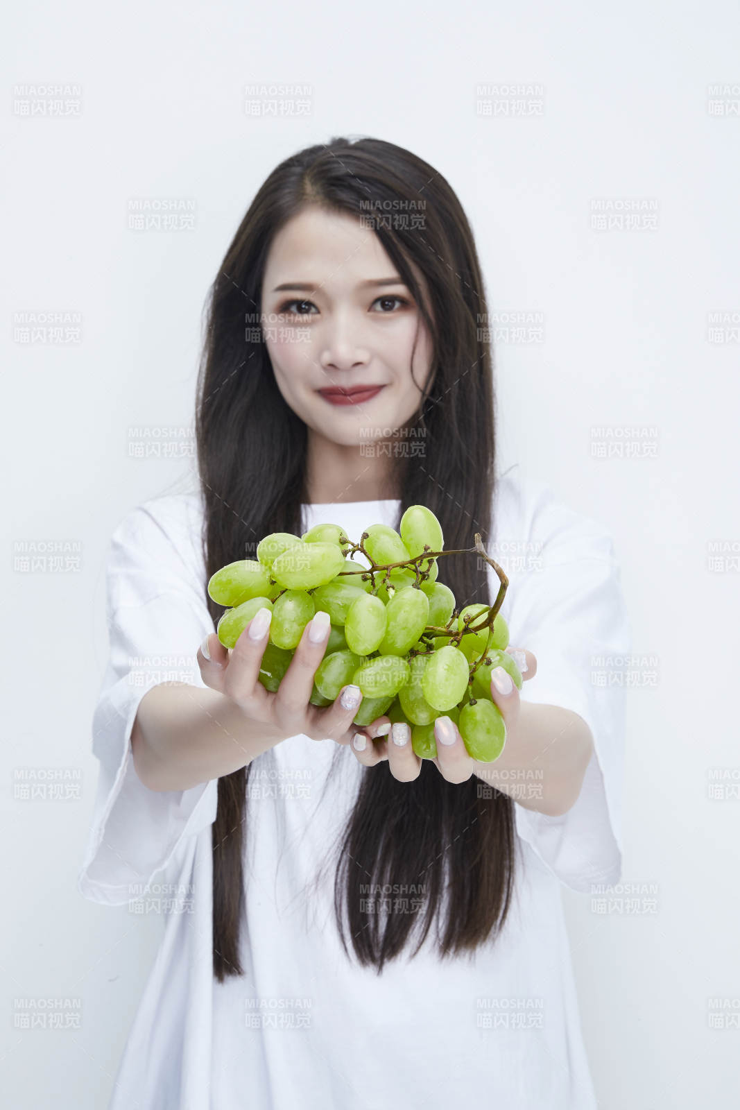 吃葡萄的穿白色长T血衫的长发可爱少女人像图片