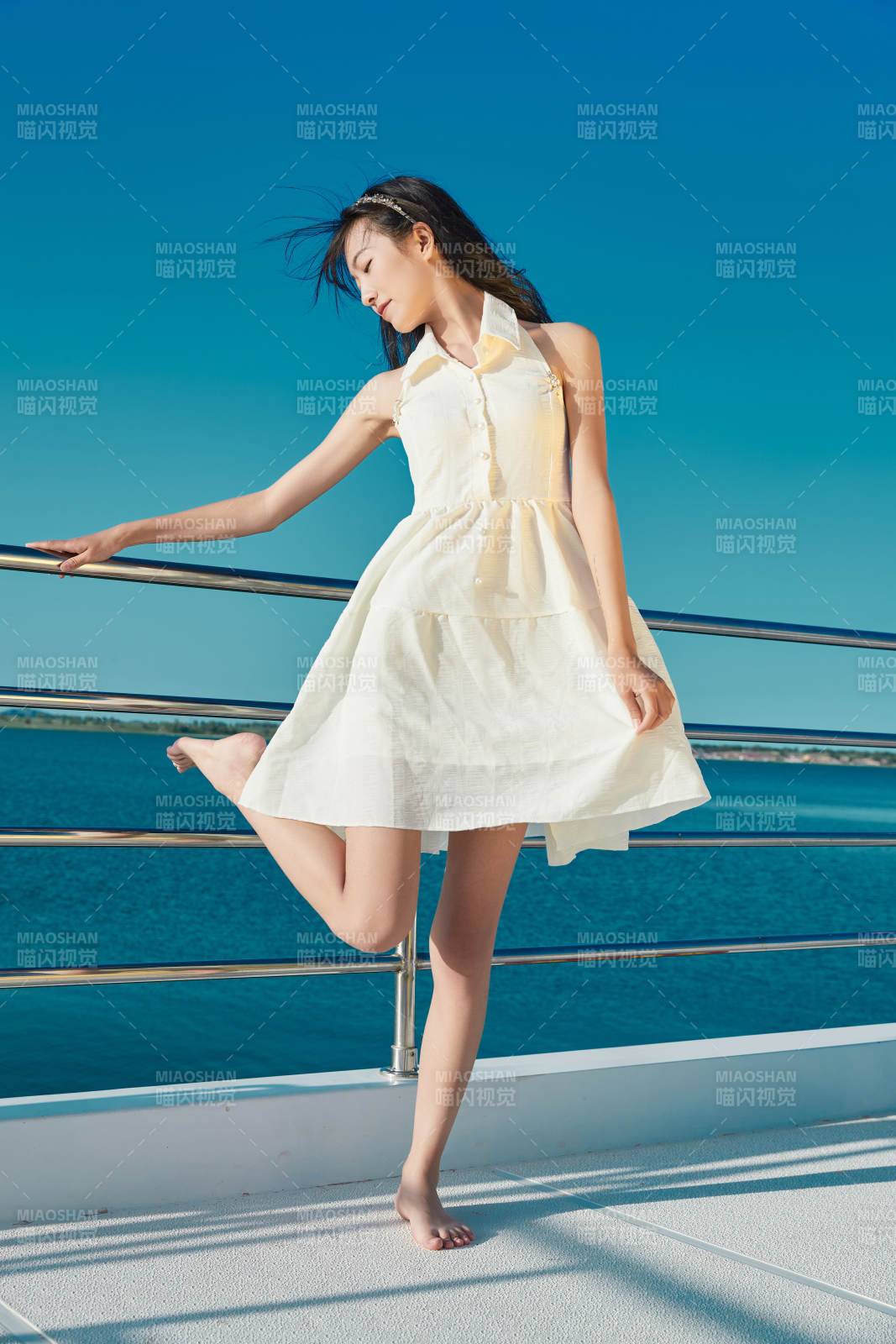 夏日在游艇观光平台上的亚洲少女图片