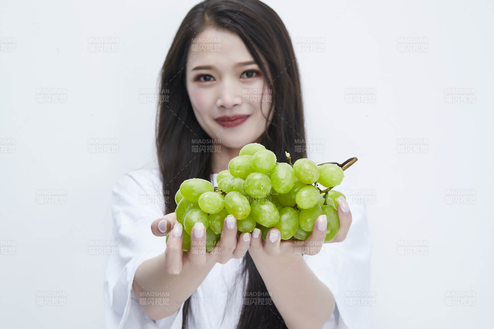 吃葡萄的穿白色长T血衫的长发可爱少女人像图片