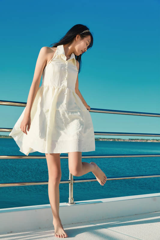 夏日在游艇观光平台上的亚洲少女图片