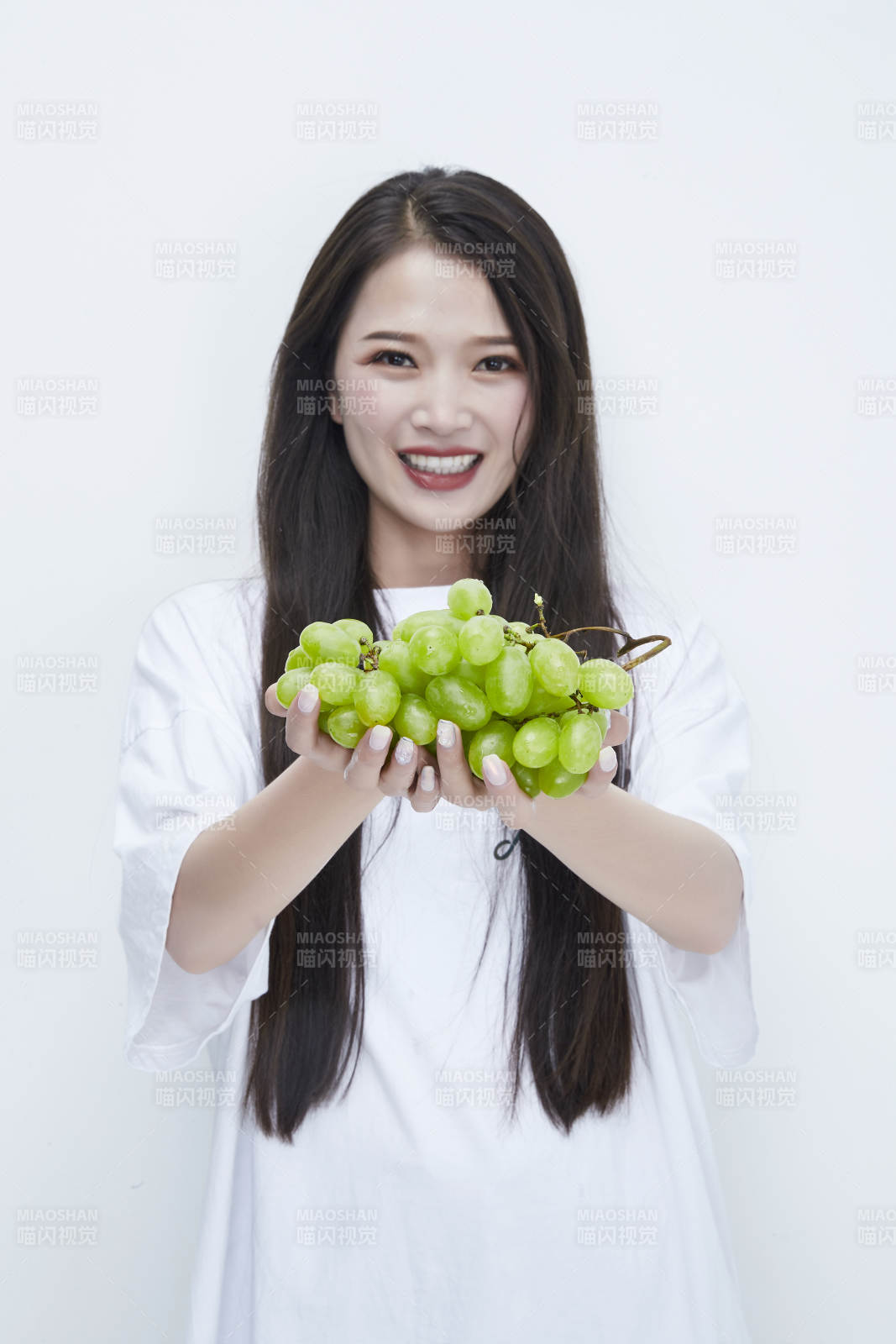 吃葡萄的穿白色长T血衫的长发可爱少女人像图片
