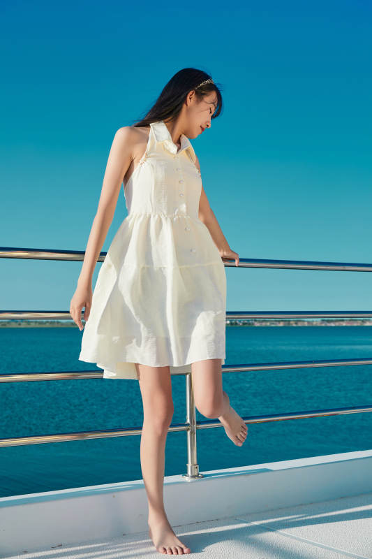 夏日在游艇观光平台上的亚洲少女图片