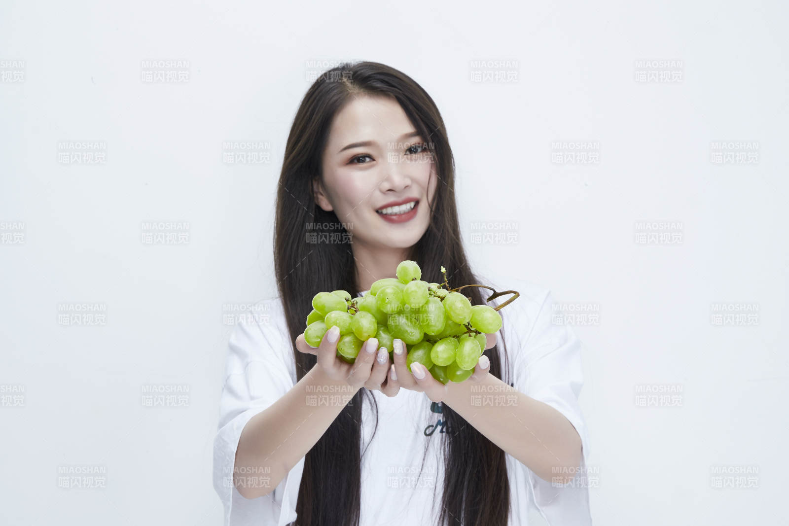 吃葡萄的穿白色长T血衫的长发可爱少女人像图片