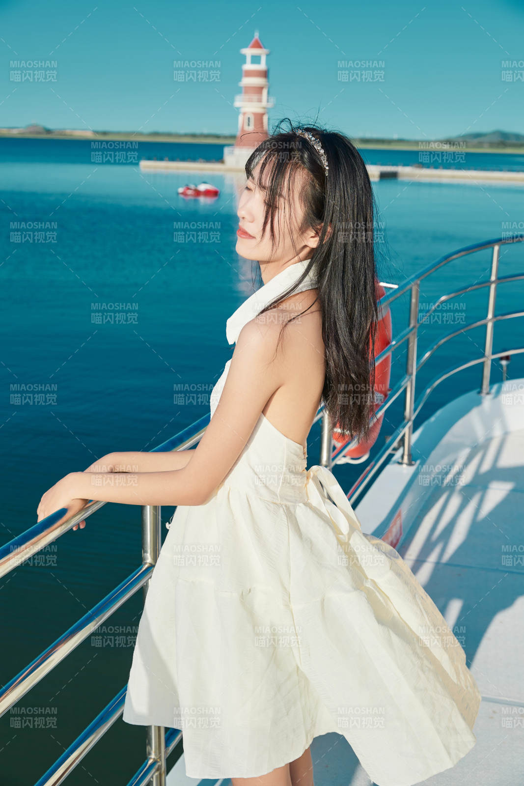 夏日在游艇观光平台上的亚洲少女图片