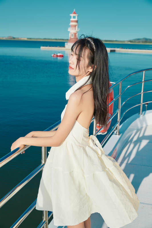 夏日在游艇观光平台上的亚洲少女图片