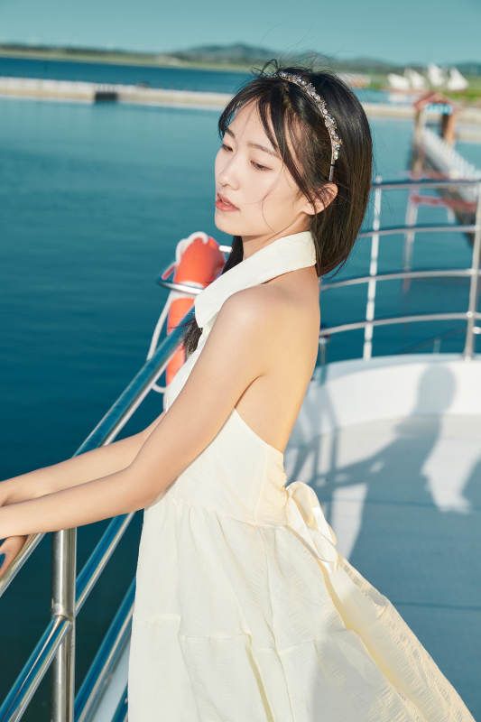 夏日在游艇观光平台上的亚洲少女图片