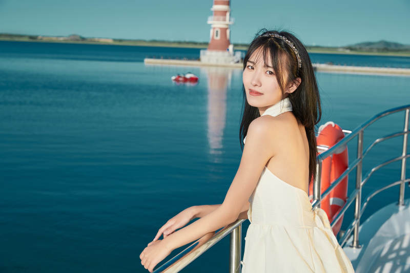 夏日在游艇观光平台上的亚洲少女图片