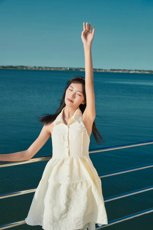 夏日在游艇观光平台上的亚洲少女图片