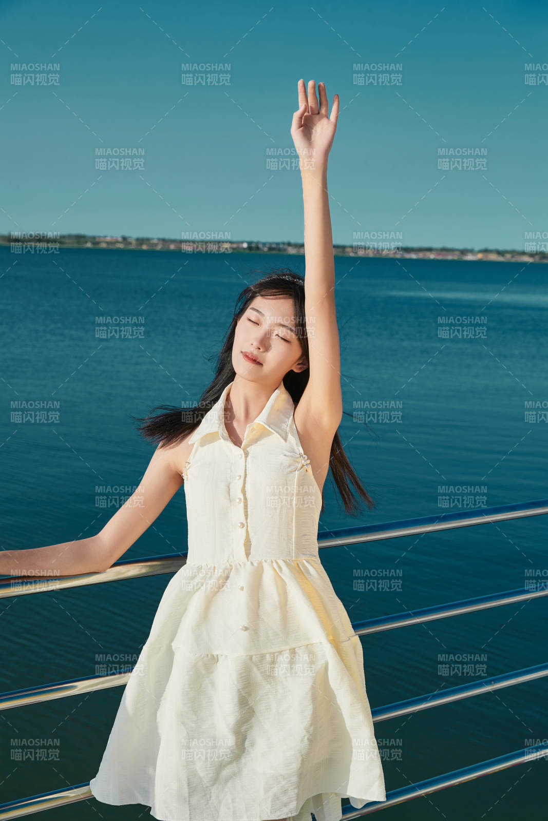 夏日在游艇观光平台上的亚洲少女图片