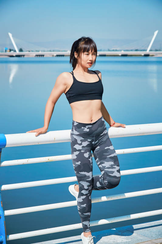 户外河畔公园做拉伸有氧运动的亚洲女性图片