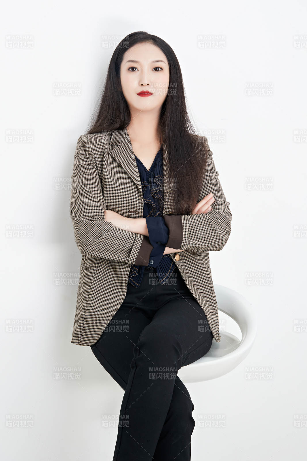 白色背景下的美丽商务女性肖像图片