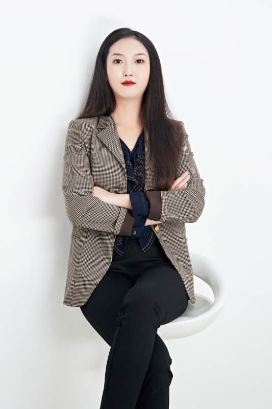 白色背景下的美丽商务女性肖像图片