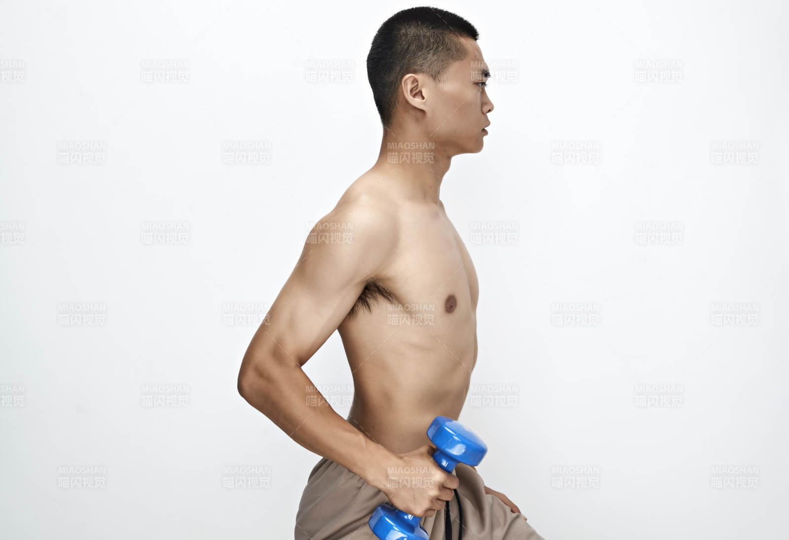 使用哑铃进行健身锻炼的亚洲男性图片