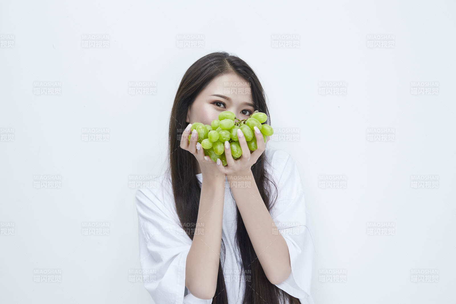 吃葡萄的穿白色长T血衫的长发可爱少女人像图片