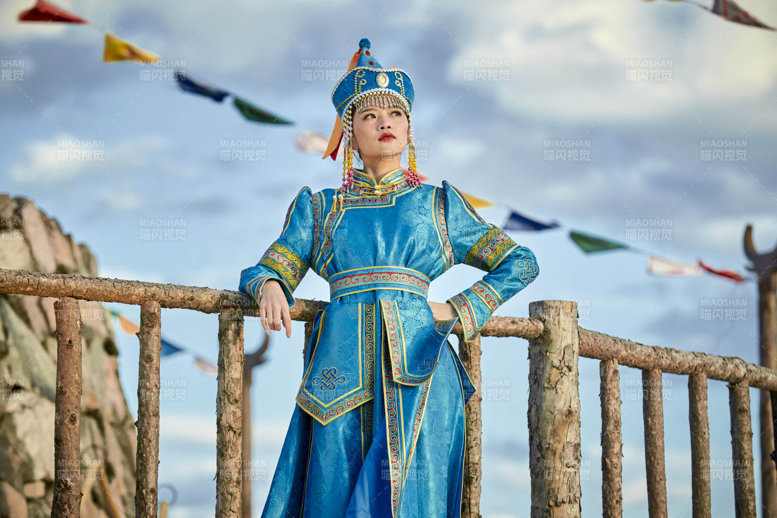 草原上敖包前身穿豪华蒙古族服饰的蒙族少女图片